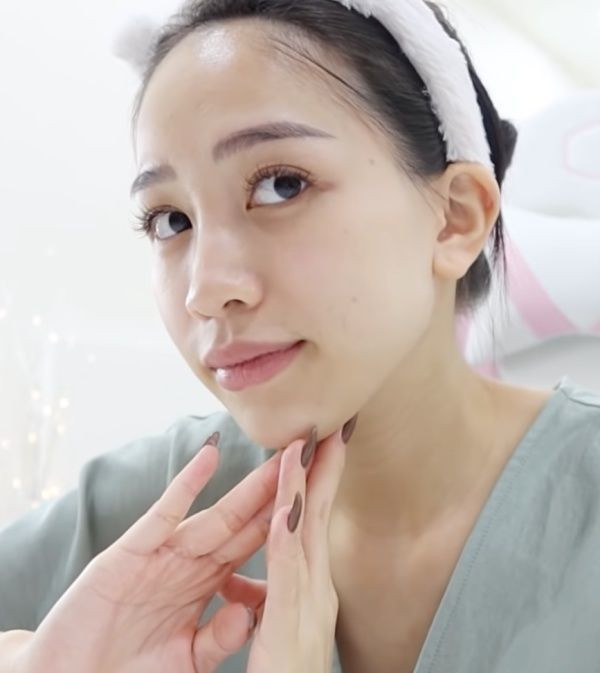 Joyce Phạm - bạn thân Xoài Non cũng không kém cạnh với quả nhan sắc ưa nhìn. Ái nữ Minh Nhựa nhận nhiều lời có cánh cho làn da không lỗ chân lông và đều màu.