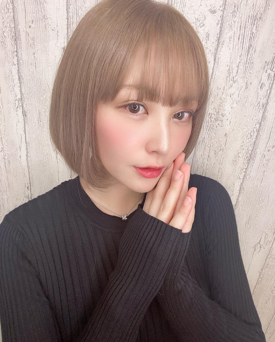 Tuy nhiên, khi công việc đang ăn nên làm ra, Hashimoto bất ngờ nhận phải một thông tin sét đánh. Cụ thể, chẳng hiểu vì lý do gì mà xuất hiện tin đồn rằng cô nàng đã làm một cuộc phẫu thuật đại tu vòng một cách đây 6 năm - thay vì dùng thuốc tự sáng chế như những gì mà nàng Youtuber hùng hồn tuyên bố trước đó.