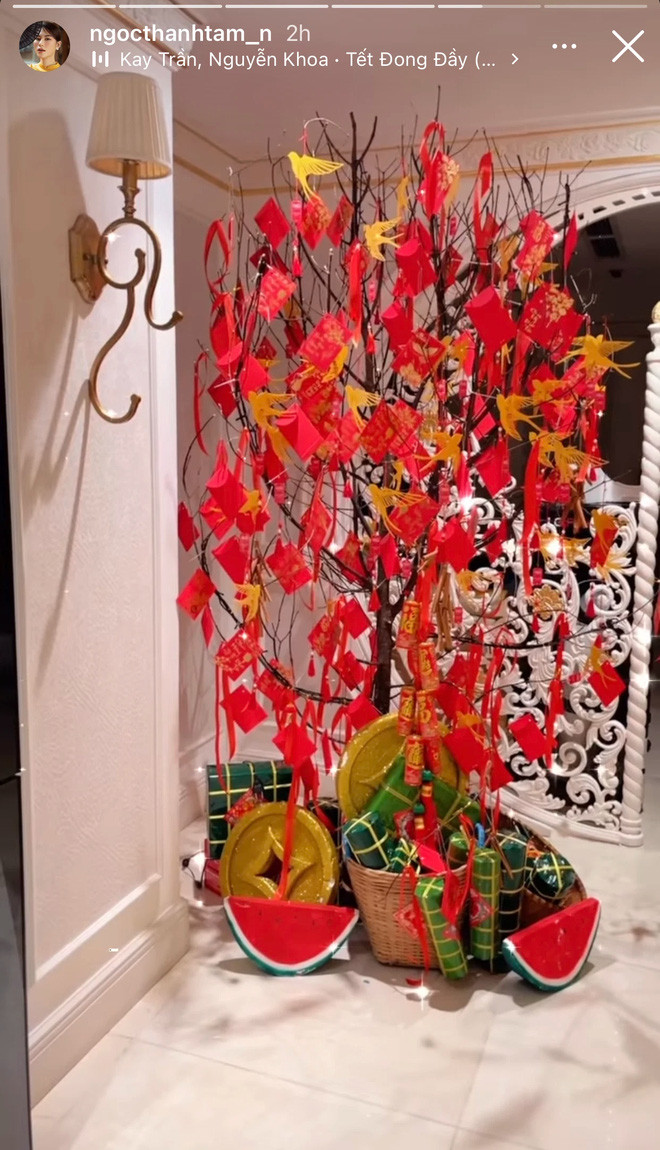 Do nhà của Ngọc Thanh Tâm bao trọn một tầng chung cư với tổng diện tích lên đến 650m2 nên cô nàng thoải mái treo lì xì, đèn dây trang trí cả ở hành lang ngoài cửa thang máy.