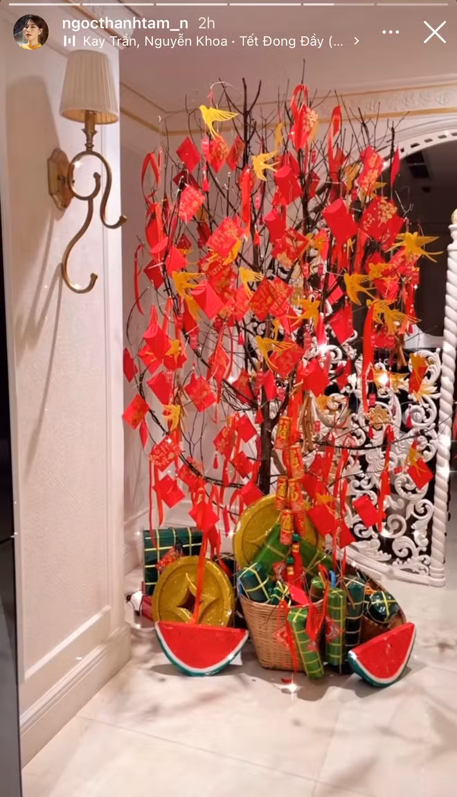 Do nhà của Ngọc Thanh Tâm bao trọn một tầng chung cư với tổng diện tích lên đến 650m2 nên cô nàng thoải mái treo lì xì, đèn dây trang trí cả ở hành lang ngoài cửa thang máy.