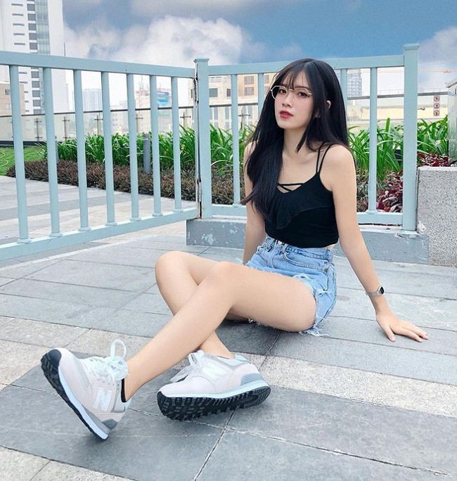Nguyễn Thụy Bảo Hân là hot girl Việt tiếp theo được khen ngợi trên báo Trung. Thông tin trên trang Sharefie giật tít: "Gái xinh đeo kính đến từ Việt Nam sở hữu body S-line cực phẩm da trắng chân dài."