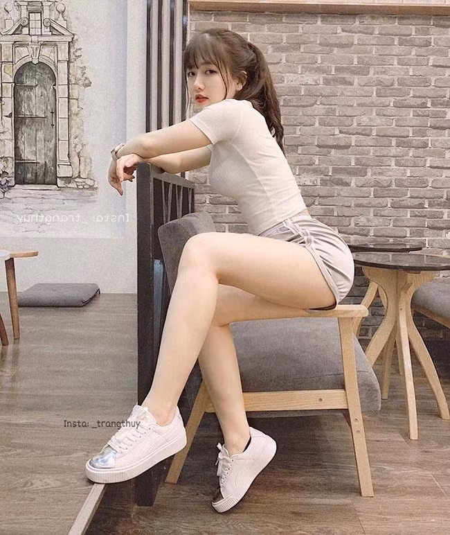 Thùy Trang được khen có thân hình cân đối, đặc biệt là vòng 3 căng tròn và đôi chân nuột nà. Theo China News, cô gái Hà Nội bắt đầu chăm chỉ tập luyện thể hình vào năm 2016 để có được cơ thể hoàn hảo như hiện tại.