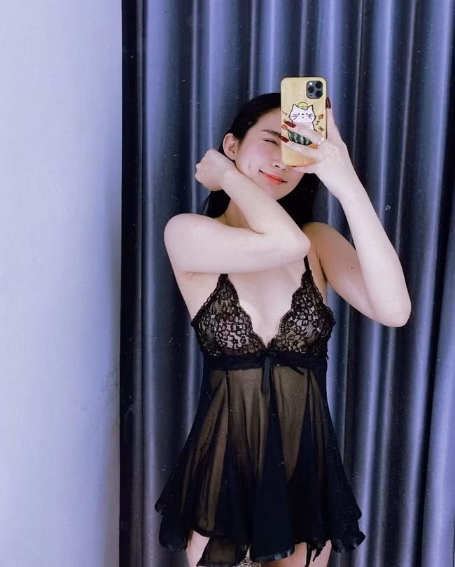 Bắt đầu từ quyết tâm giảm cân, Huyền Trân duy trì tập 1 tuần 3 buổi gym, yoga, giúp việc đốt cháy mỡ thừa trở nên hiệu quả và không nhàm chán. Cô tự biết bản thân thuộc tạng "chân cột đình" nên cố gắng biến điểm yếu thành lợi thế.