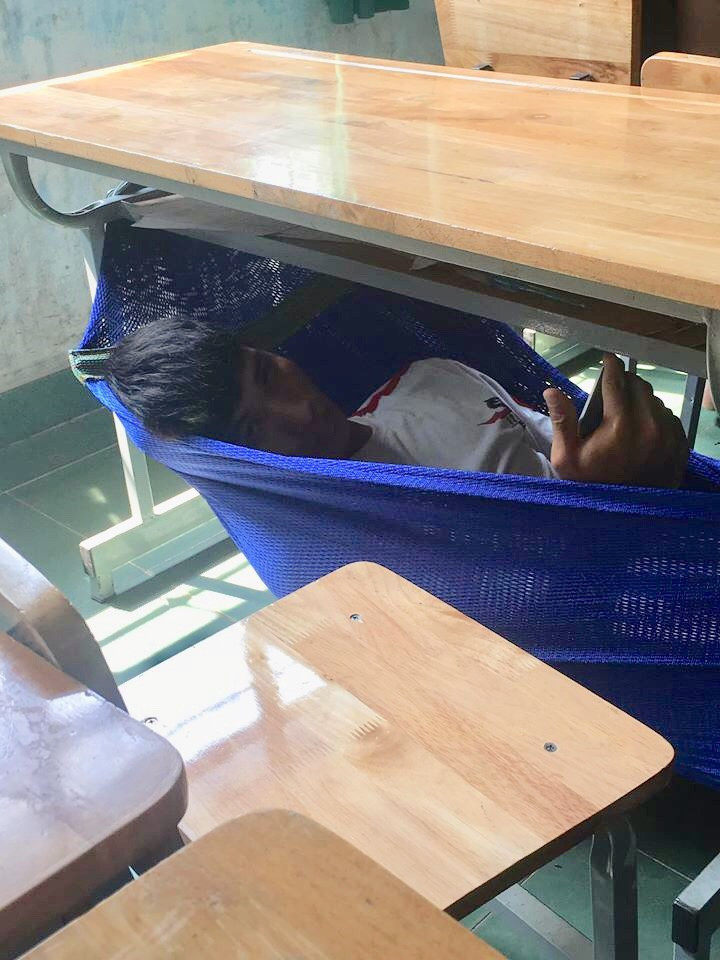 Anh chàng này quả là biết tính toán khi trong cặp không quên mang theo một chiếc võng để tranh thủ ngủ trong giờ.