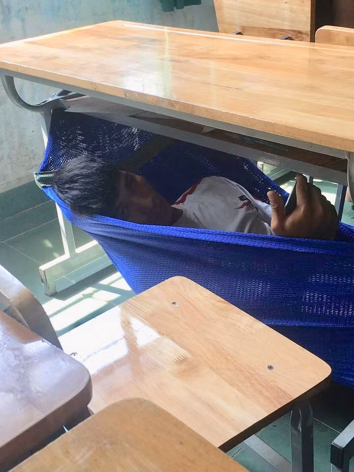 Anh chàng này quả là biết tính toán khi trong cặp không quên mang theo một chiếc võng để tranh thủ ngủ trong giờ.