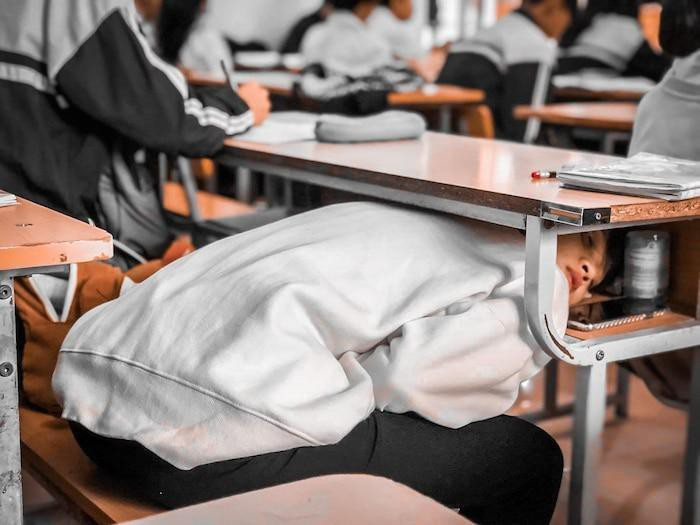 Một nữ sinh cũng từng gây bão mạng xã hội với tư thế ngủ bá đạo chẳng kém của mình khi chui đầu vào ngăn đựng sách vở để ngủ.