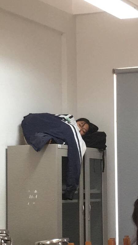 Việc ngủ gật là không được phép. Nếu bị cô giáo bắt gặp, các cô cậu học trò có thể bị phạt viết bản kiểm điểm, ghi tên vào số đầu bài hoặc nặng hơn là mời phụ huynh. Chính vì vậy, không ít học sinh đã nghĩ ra những chiêu trò lầy lội để lén ngủ gật.