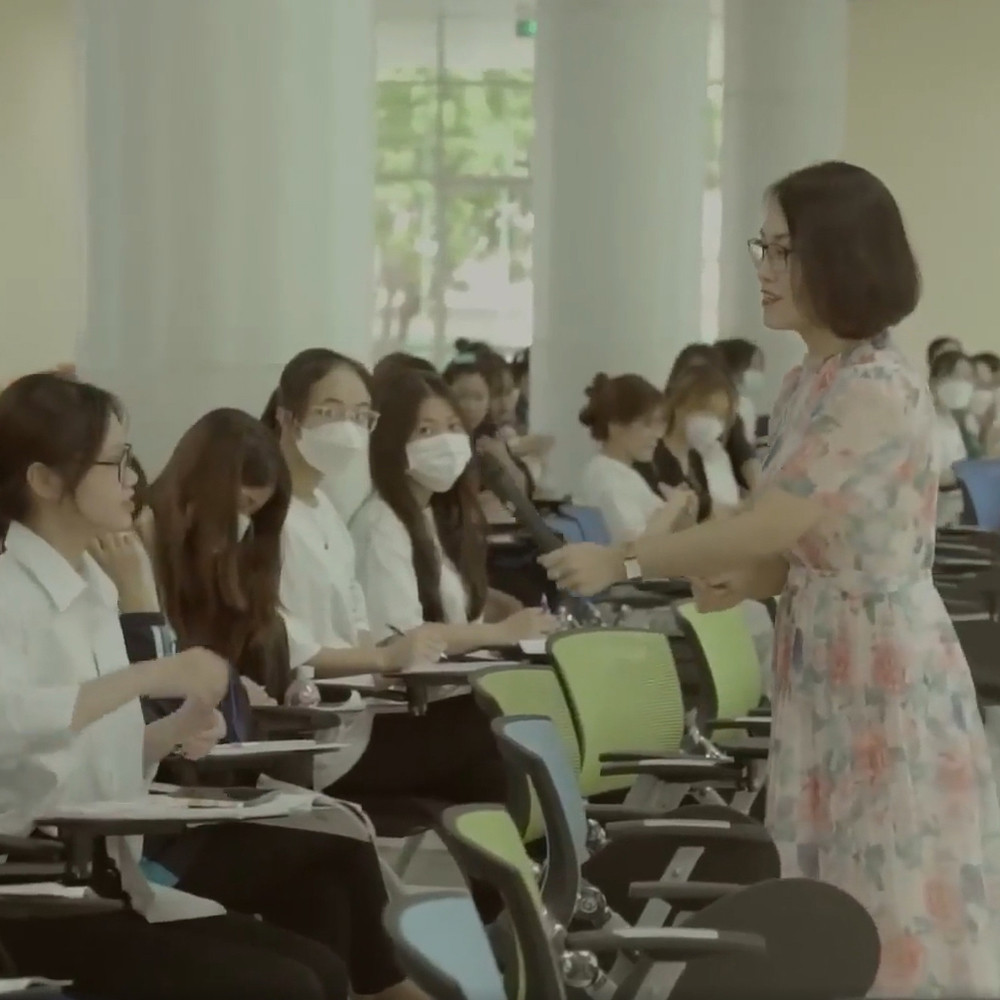 Đồng thời, nữ MC còn tự hào nói rằng chị gái là nguồn cảm hứng của mình vì trong các cuộc bảo vệ đều đạt thủ khoa. Điều này quả thực không hề dễ bởi lẽ để qua được cuộc bảo vệ đã khó, thủ khoa phải là người cực kì đỉnh về kiến thức, kĩ năng.