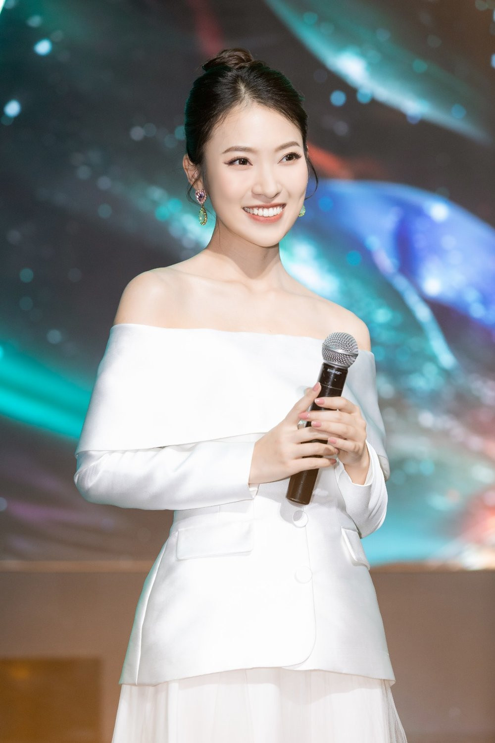 Đồng thời qua lời giới thiệu của Khánh Vy cũng biết được một ngày làm việc của cô Cẩm Tú khá bận rộn. Không chỉ đi dạy, hướng dẫn cho sinh viên mà cô còn phải kiêm nhiều nhiệm vụ khác và tham dự các cuộc họp hội đồng.