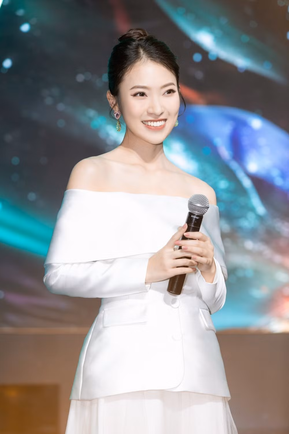 Đồng thời qua lời giới thiệu của Khánh Vy cũng biết được một ngày làm việc của cô Cẩm Tú khá bận rộn. Không chỉ đi dạy, hướng dẫn cho sinh viên mà cô còn phải kiêm nhiều nhiệm vụ khác và tham dự các cuộc họp hội đồng.