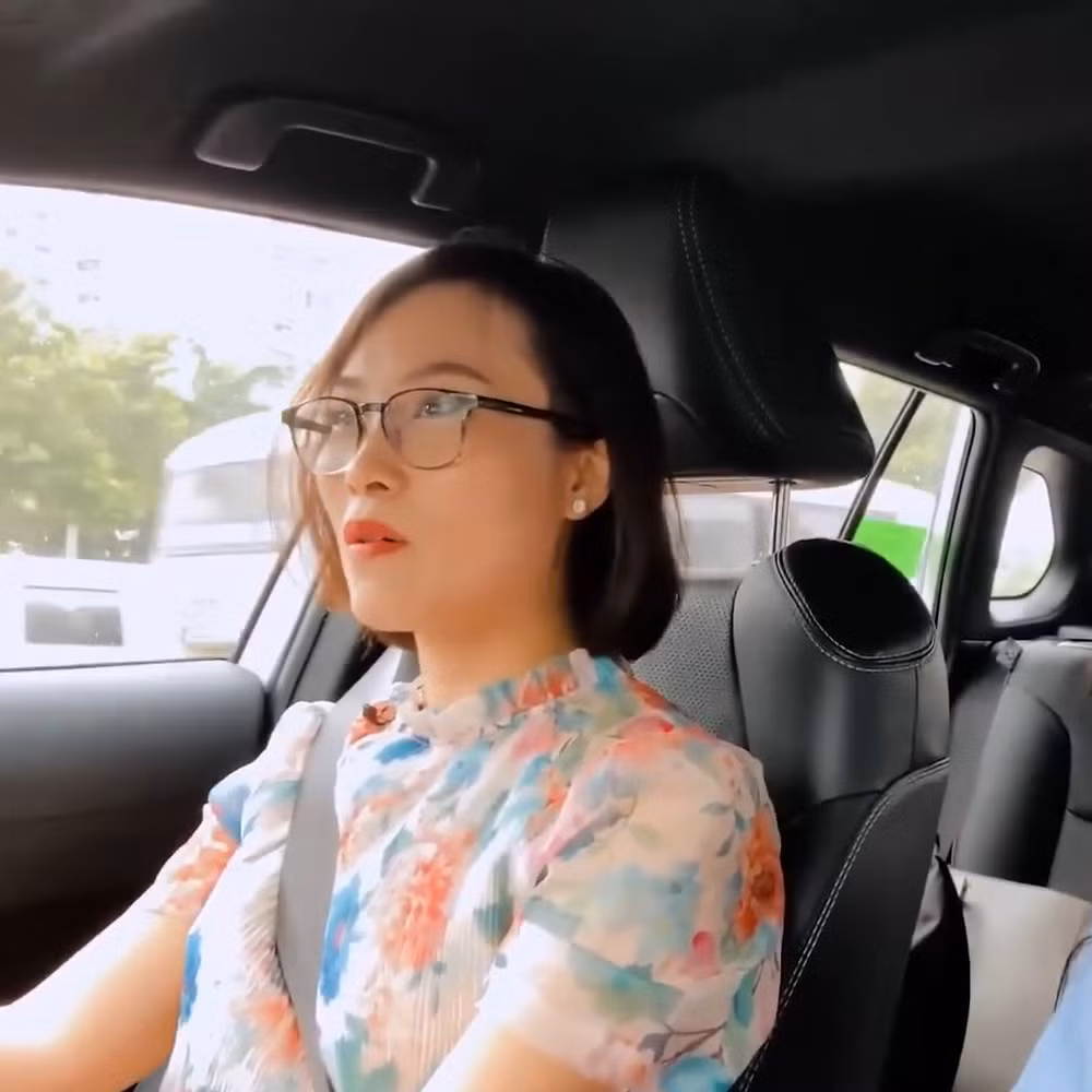 Trong đó, nhân vật chính là chị gái Trần Khánh Vy tên Cẩm Tú sinh năm 1985.