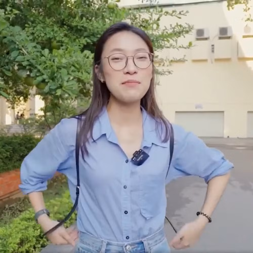 Trong video mọi người có thể nhận ra, dù đã ở tuổi U40 nhưng chị gái Khánh Vy vẫn còn trẻ, làn da căng bóng. Đặc biệt, vẻ ngoài của cô xinh đẹp không kém em gái mình.