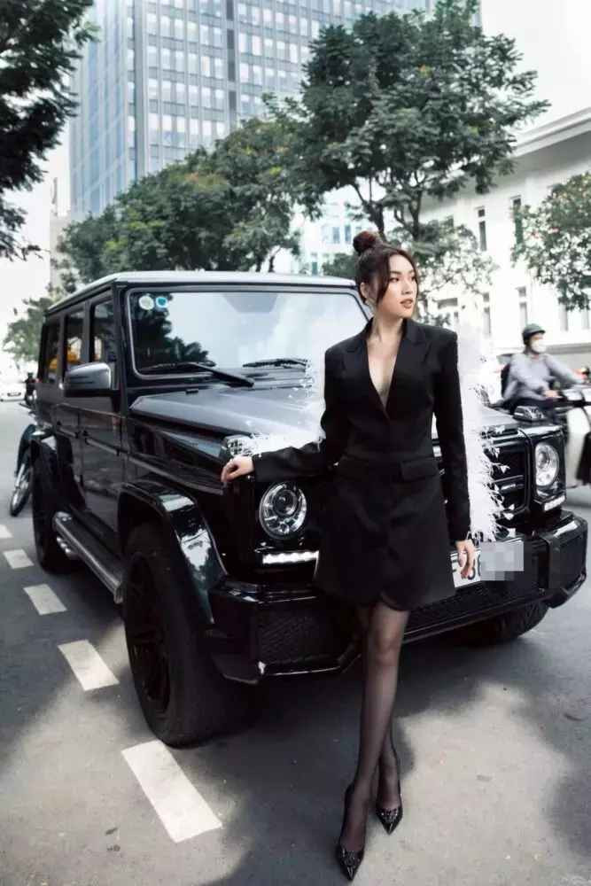 Bên cạnh việc hoạt động mạnh trong vai trò MC, dạo gần đây hot girl họ Đặng còn tích cực tham gia các hoạt động giải trí. Mỗi lần xuất hiện, cô lên đồ "chặt chém", chẳng kém cạnh các bóng hồng của showbiz Việt.