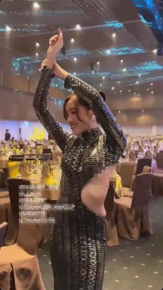 Mới nhất, khi tham gia một sự kiện, Thanh Huyền diện chiếc đầm có chất liệu bóng, khoét sườn táo bạo để lộ chân ngực gợi cảm.