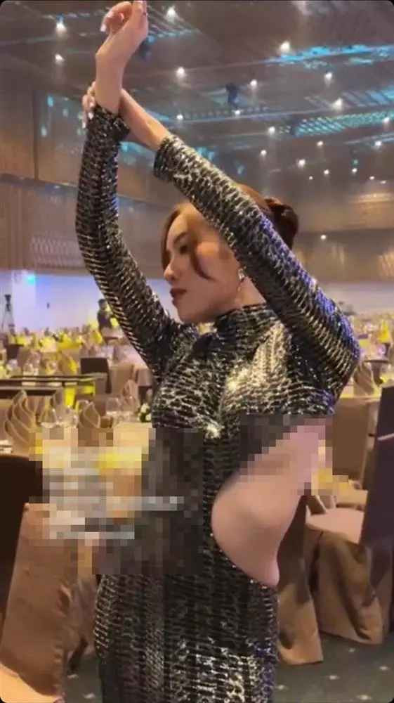 Thế nhưng, ở góc quay nghiêng, Thanh Thanh Huyền để lộ vòng 2 kém săn chắc. Bởi thiết kế này khoét phần hông quá sâu lại thêm trang phục bó sát khiến chính chủ để lộ khuyết điểm.