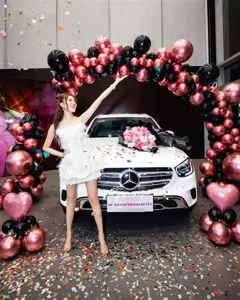 Nhưng xét về tổng thể, Thanh Huyền vẫn cực kỳ nổi bật và gợi cảm.