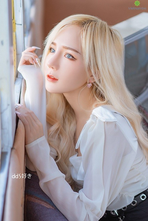 Phan Hoàng Thiên Thy là nữ streamer 9X thời gian gần đây gây ấn tượng nhờ vóc dáng "đỉnh của chóp" và giọng hát cực ấm áp.