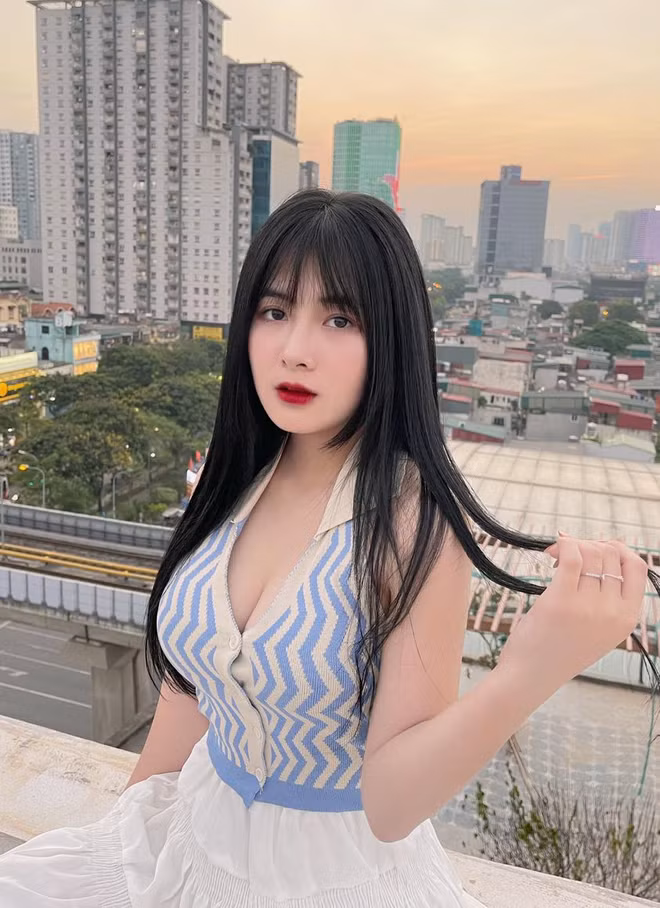 Quan niệm về câu view "sạch" của nữ streamer rất đơn giản. Cô cho rằng những nội dung truyền tải được thông điệp tốt đẹp, tích cực, gần gũi và phản ánh được hiện thực là cách câu view "sạch" và nên có. Với những nội dung lan man không có giá trị, chỉ tạo nên những cảm xúc khó chịu cho người xem, đó chính là câu view "bẩn". (Ảnh: FBNV)