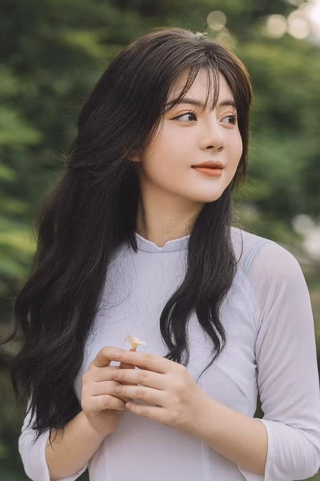 Trang Banana chia sẻ: "Mình cảm thấy khá khó chịu khi người ta nói về streamer như người "vô công rồi nghề". Nghề này truyền tải thông tin và tạo ra một cộng đồng chơi game vui vẻ. Streamer phải là người dẫn dắt, thu hút mọi người chứ không hoàn toàn vô dụng và não ngắn. Mình cảm thấy hài lòng với sự lựa chọn này, chưa bao giờ thấy hối hận, dù có những thời điểm mình muốn bỏ nghề vì áp lực quá nhiều".