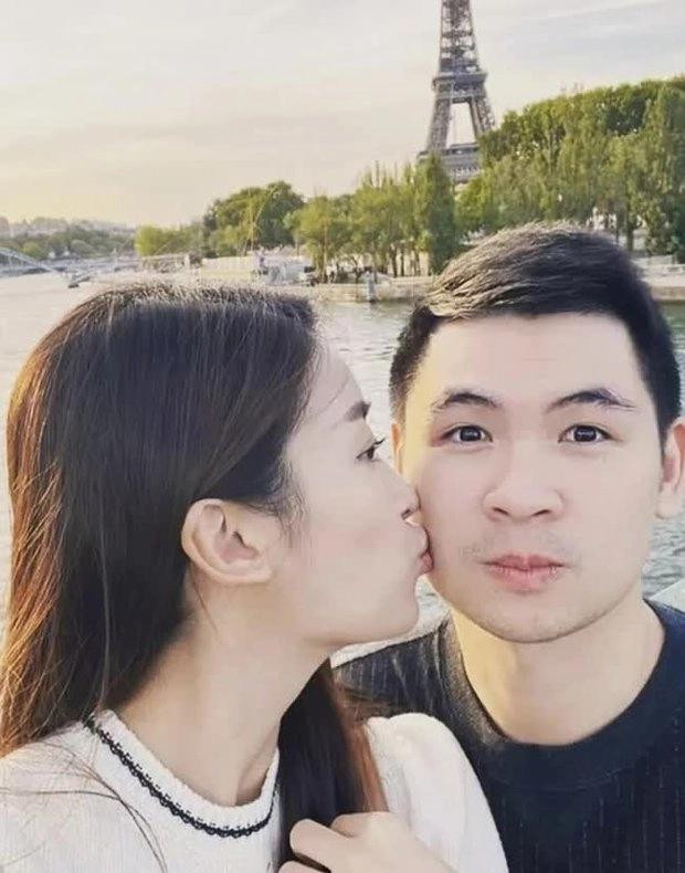 Bên cạnh sự nghiệp thành công, điều khiến công chúng yêu thích Đỗ Vinh Quang là tính cách vui vẻ, tình cảm nhất là khi ở bên cạnh vợ - Hoa hậu Đỗ Mỹ Linh.