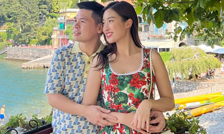 Thời điểm yêu nhau, cả hai khá kín tiếng, không công khai mối quan hệ trên mạng xã hội nhưng nhiều lần lộ hint, được bắt gặp sánh đôi trong nhiều sự kiện.