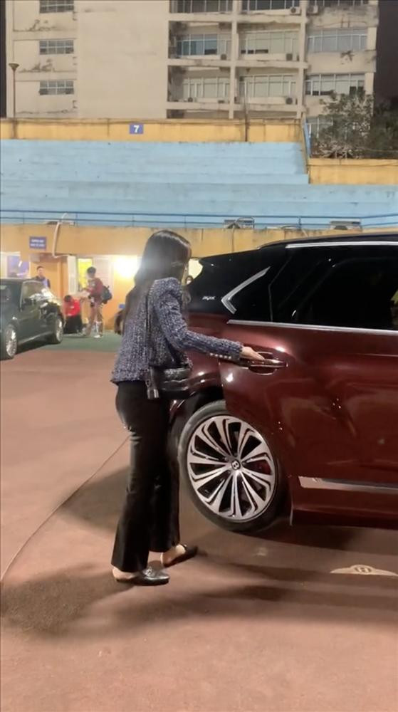 Sau trận đấu, đôi vợ chồng trẻ nói chuyện vui vẻ nhưng không tương tác tình cảm nhiều. Thậm chí, nhiều người còn soi ra vấn đề khi Vinh Quang không ga lăng với vợ khi để cô nàng tự mở cửa xe.