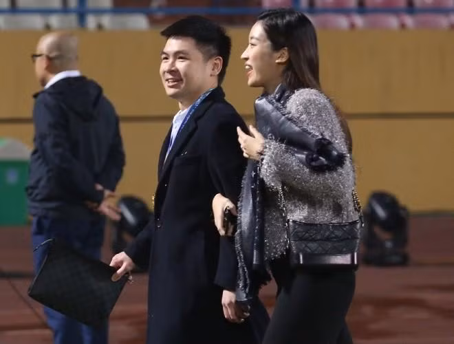 Dù là chi tiết nhỏ nhưng khi là người được chú ý thì mọi nhất cử nhất động của vợ chồng Hoa hậu Đỗ Mỹ Linh đều được soi xét vô cùng kĩ lưỡng.