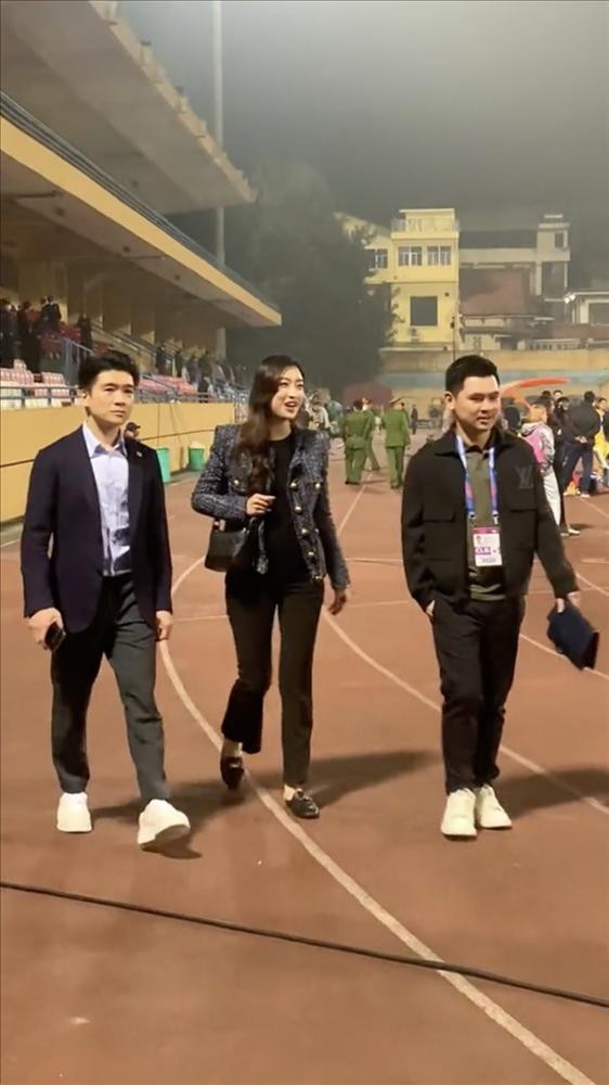 Mới đây, Đỗ Mỹ Linh vừa cùng chồng là con trai bầu Hiển tới SVĐ Hàng Đẫy theo dõi bóng đá. Sau một thời gian soi vòng 2 của Hoa hậu Việt Nam 2016, netizen chuyển hướng để ý đến hành động của ông xã tỷ phú.