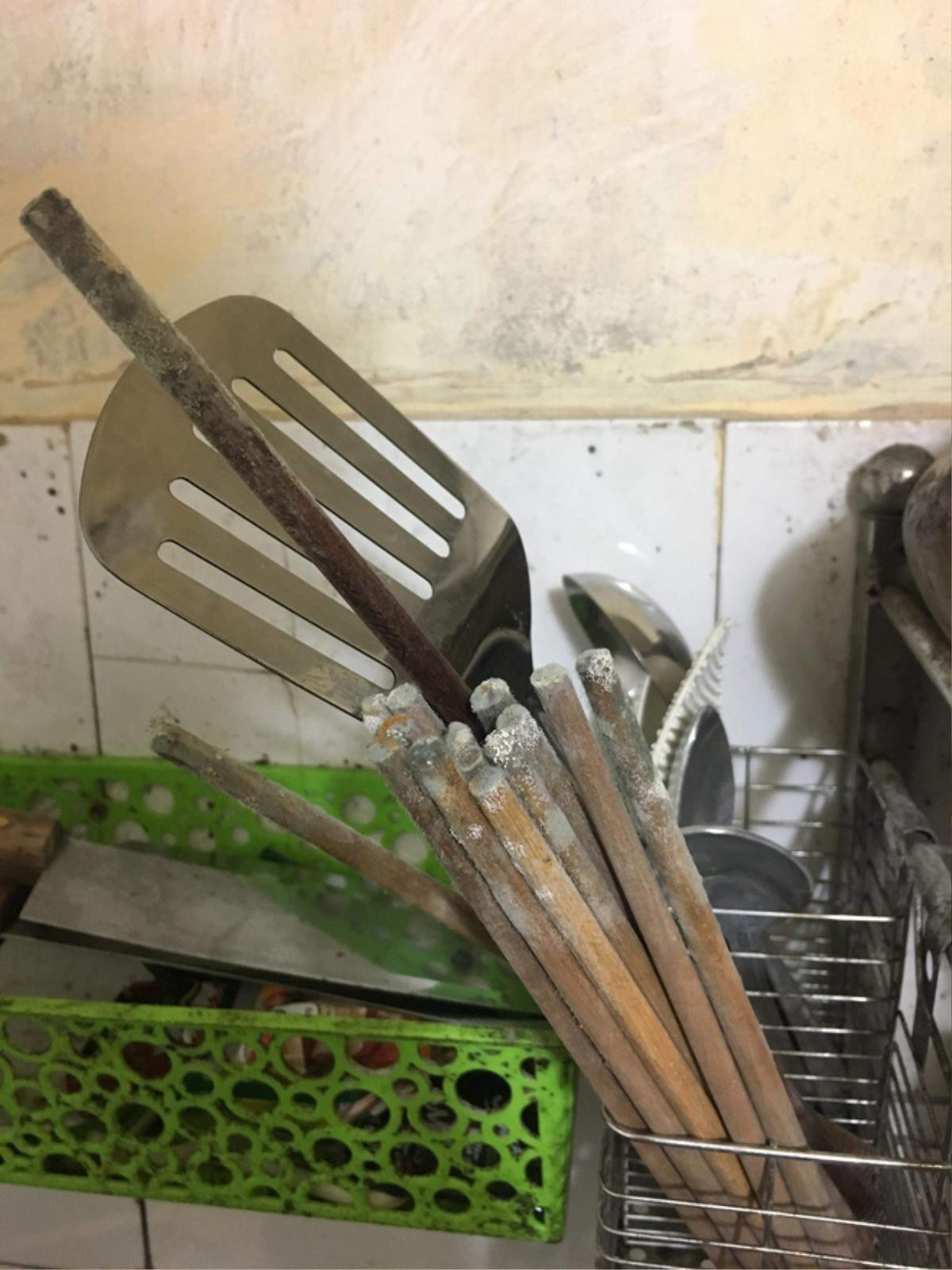 Bên cạnh đó, bát đũa cũng dễ dàng bị mốc như hình khi không được bọc kĩ lưỡng.