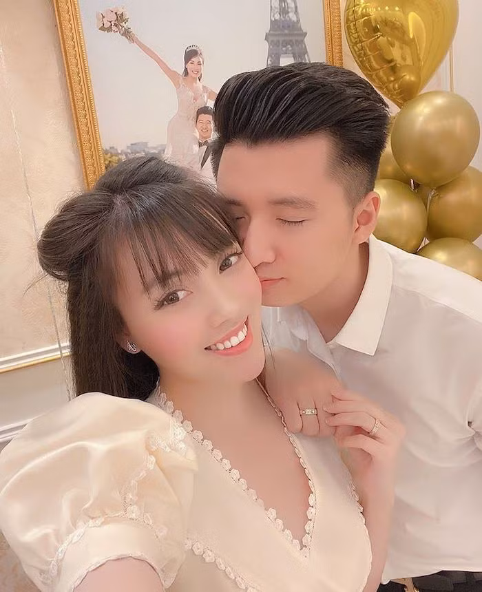 Vợ chồng Hà My - Trọng Hưng luôn tình cảm. Cô nàng mới nhận được món quà bất ngờ từ chồng nhân dịp kỷ niệm 6 tháng kết hôn