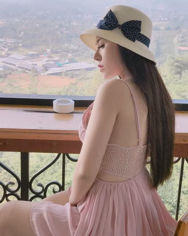 Dù là một cô giáo nhưng Thanh Nhàn không ngại ngần khoe trọn vóc dáng nóng bỏng của mình. Trên trang cá nhân của mình, cô nàng ngập tràn những hình ảnh gợi cảm.