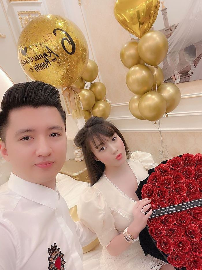 Trang cá nhân của Âu Hà My có gần 250.000 người theo dõi. Cô giáo cũng có thêm nghề "tay trái" là nhận quảng cáo các sản phẩm trên Facebook.