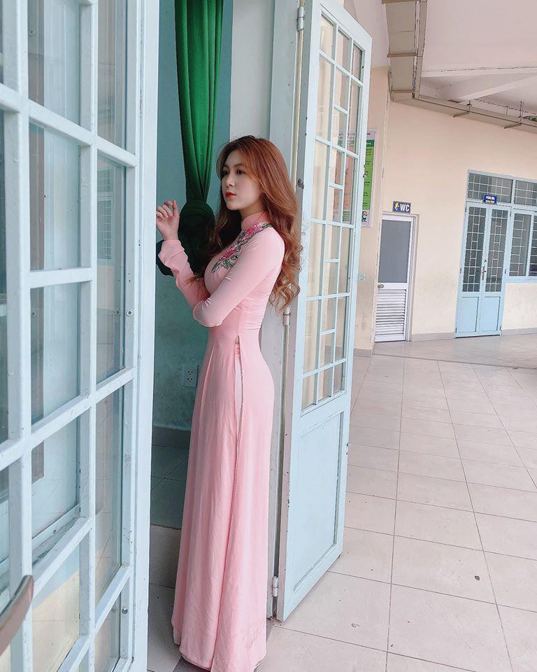 Trần Thị Nam Trân hay còn được biết đến với nickname Trần Trân là một trong những cô giáo xinh như hot girl từng khiến CĐM phải chú ý.