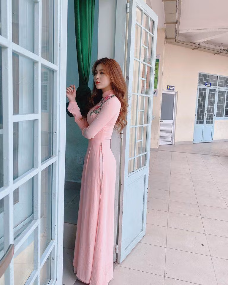 Trần Thị Nam Trân hay còn được biết đến với nickname Trần Trân là một trong những cô giáo xinh như hot girl từng khiến CĐM phải chú ý.