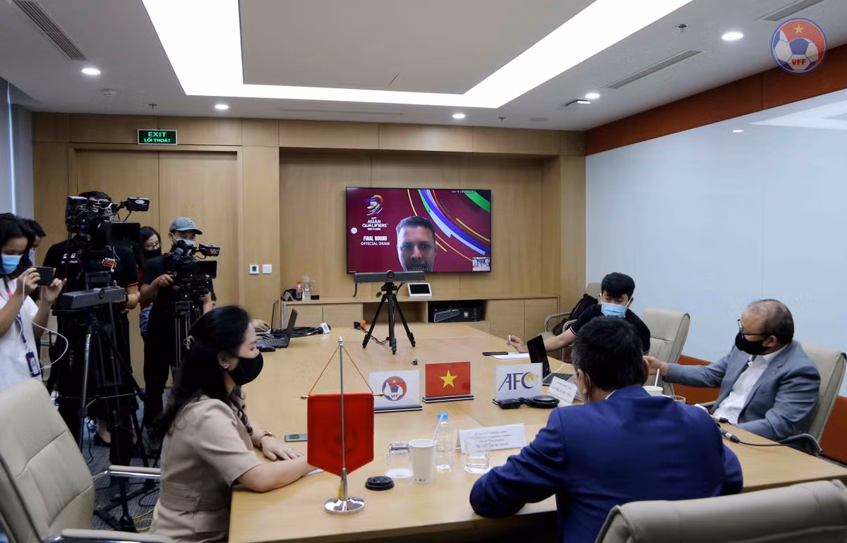 Tinh thần chiến đấu của cầu thủ Việt Nam không biết sợ, luôn tự tin, nhất là khi gặp đối thủ mạnh hơn. CĐV Việt Nam cũng luôn ủng hộ cầu thủ. Họ yêu bóng đá, ủng hộ đội tuyển và tôi". HLV trưởng đội tuyển Việt Nam cho biết.