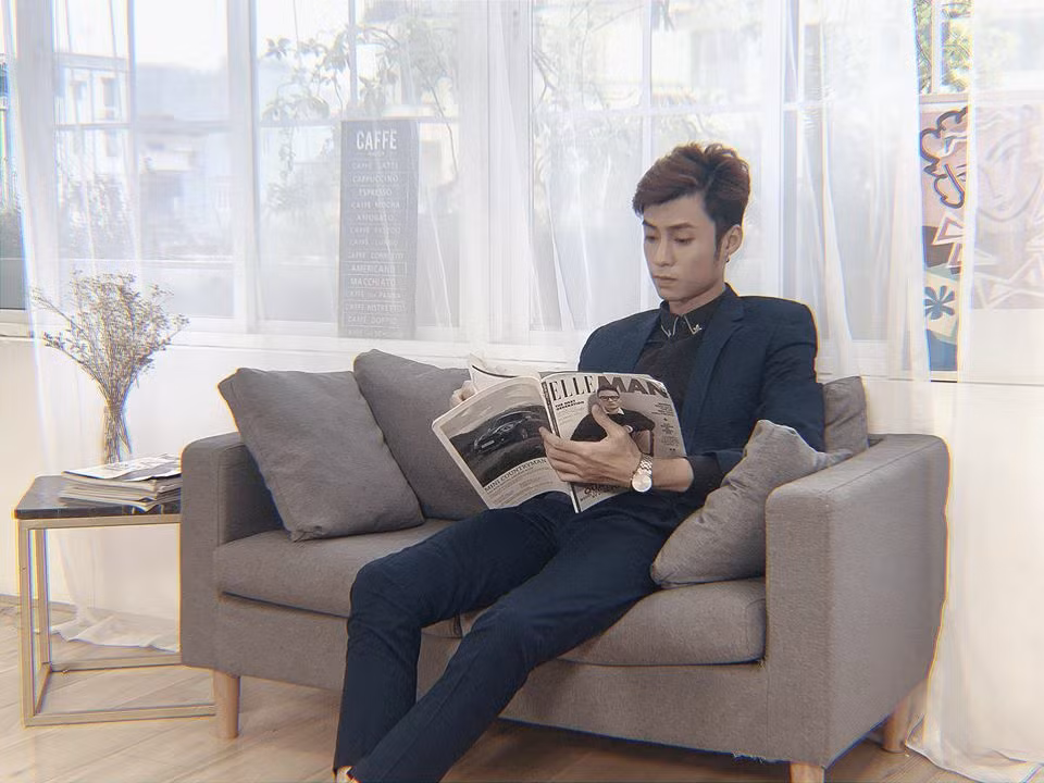 Được biết đến là diễn viên ngạch chính thống và có kinh nghiệm 10 năm diễn xuất, tuy nhiên, trong vòng hai năm nay, Vương Anh Ole dường như "im hơi lặng tiếng" trên sóng truyền hình để tập trung phát triển bản thân ở một lĩnh vực mới: Streamer.