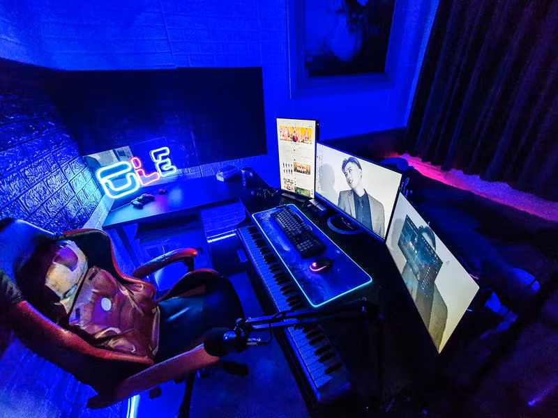 Hiện tại, Vương Anh Ole đang đầu quân làm streamer cho một công ty và đã ký hợp đồng với Facebook Gaming từ hồi tháng 1/2019. Trước đó, anh cùng cộng sự đã mất hơn nửa năm để nghiên cứu về thị trường game và ngành công nghiệp Stream từ tháng 6/2018.