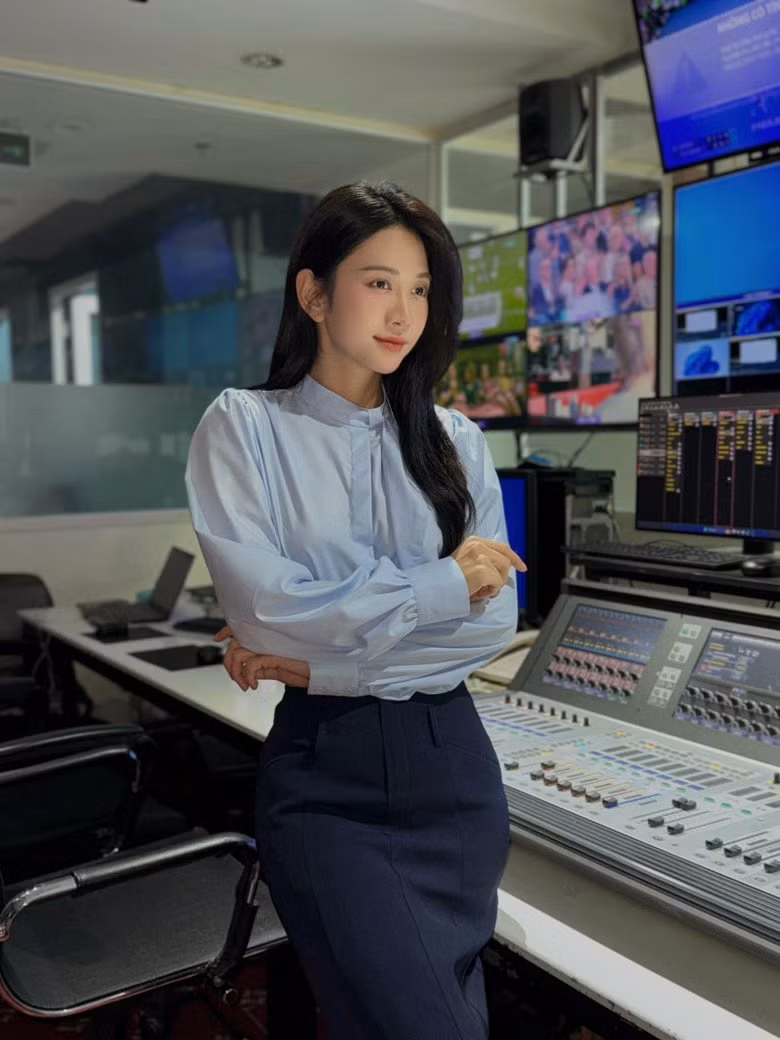 Không chỉ làm nội dung trên MXH, hiện tại hot girl TikTok này đã thành MC của Bản tin Alo Bác sĩ trên kênh VTC1, đi đóng phim và làm người mẫu.