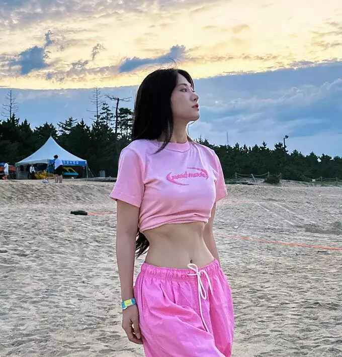 Được biết nguyên nhân dẫn đến con số này là vì bạn trai hồi cấp 3 của Lê Bống chăm sóc chu đáo. Thời gian này anh chàng quan tâm từng bữa ăn giấc ngủ cho cô, lúc nào cũng có đồ ăn đầy đủ. Mỗi khi cô nàng từ chối vì sợ béo thì cặp đôi lại cãi nhau nên cô lại ăn và tăng cân.