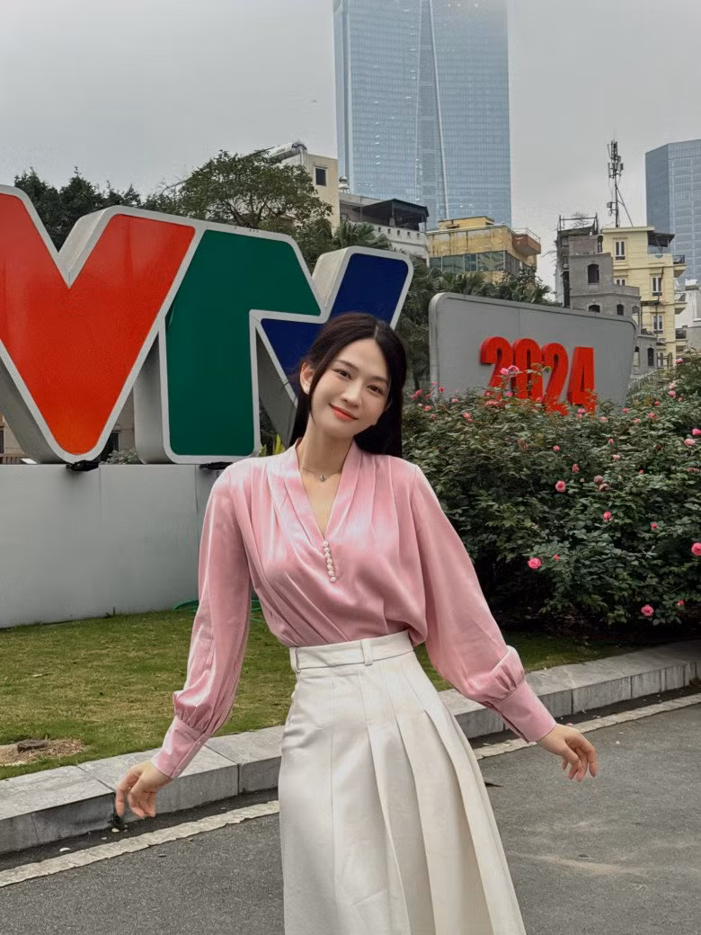 Thời gian gần đây, Lê Bống (tên thật là Lê Xuân Anh, sinh năm 1995) nhận được nhiều sự quan tâm từ cư dân mạng khi nỗ lực thay đổi hình ảnh.