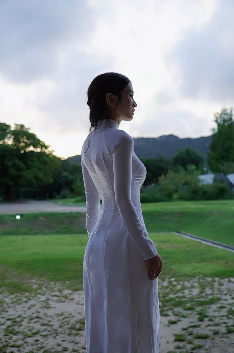 Nữ MC đài VTC đặc biệt níu chân người nhìn vào đặc điểm là vòng eo siêu bé.