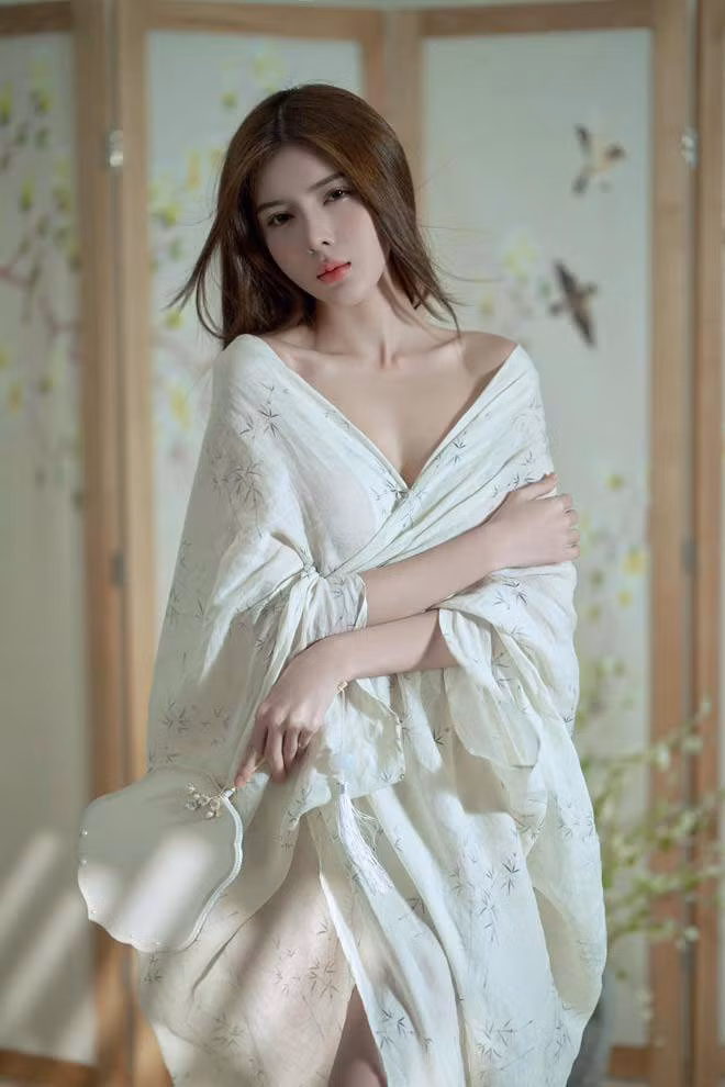 Người đẹp Sài thành nhiều lần xin bố mẹ đổi tên nhưng không được vì thủ tục phức tạp. Đến năm lớp 11, cô nàng tự đặt cho mình biệt danh “Lilly Luta” (dùng các chữ cái tương ứng với ngày tháng năm sinh ghép vào thành tên) và nickname đó gắn liền với cô cho đến hiện tại.