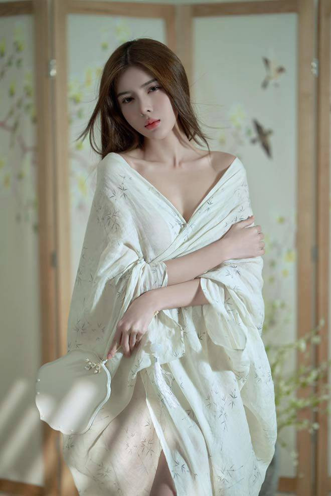 Người đẹp Sài thành nhiều lần xin bố mẹ đổi tên nhưng không được vì thủ tục phức tạp. Đến năm lớp 11, cô nàng tự đặt cho mình biệt danh “Lilly Luta” (dùng các chữ cái tương ứng với ngày tháng năm sinh ghép vào thành tên) và nickname đó gắn liền với cô cho đến hiện tại.