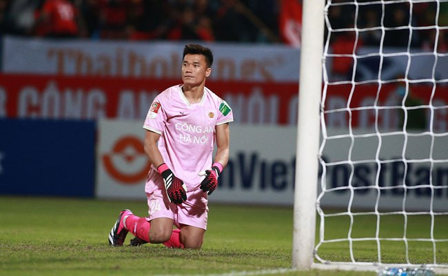 Việc Bùi Tiến Dũng muốn trở lại TP HCM là điều dễ hiểu. Ngoài việc được thi đấu liên tục, thủ thành sinh năm 1997 còn được ở gần gia đình nhỏ khi vợ anh mới sinh con đầu lòng chưa lâu.