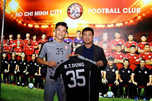 Năm 2022, do ảnh hưởng của dịch COVID-19 khiến tình hình kinh tế của các CLB tại V-League rơi vào tình trạng báo động. Bùi Tiến Dũng dính vào lùm xùm đình công khiến tên tuổi của anh chàng dần mất điểm.