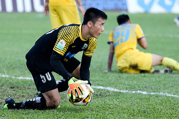 Sau 3 năm rèn giũa, năm 2016, Bùi Tiến Dũng được Thanh Hóa đăng ký thi đấu tại V-League và đến năm 2017, anh được đưa lên đội một.