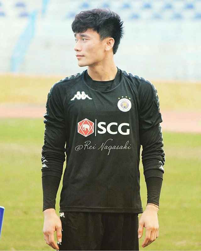 Tuy nhiên, màn trình diễn của Tiến Dũng trong màu áo của Hà Nội FC cũng không thực sự thuyết phục, anh để lọt lưới đến 9 bàn chỉ qua 3 trận bắt chính ở V.League 2019. Cùng với đó là sai lầm khiến Hà Nội FC bị loại ở chung kết liên khu vực AFC Cup 2019. Cuối cùng, anh chia tay đội bóng thủ đô chỉ sau một mùa giải.