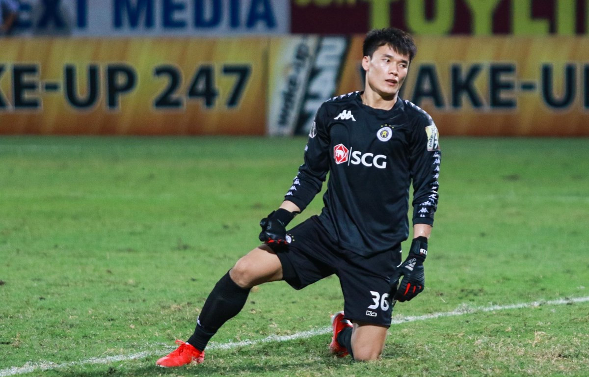 Sau thành công với U23 Việt Nam tại giải đấu ở Thường Châu (Trung Quốc), tên tuổi của Bùi Tiến Dũng lên như diều gặp gió và được CLB giàu truyền thống tại V-League là Hà Nội FC đưa về sân Hàng Đẫy.