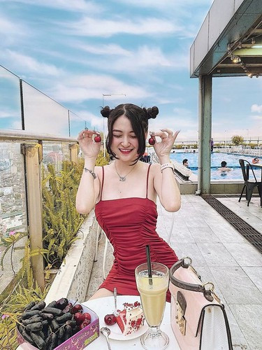 Ngoài ra, cũng có hình ảnh Anh Thư livestream quảng cáo túi nâng ngực cho một Fanpage thẩm mỹ viện.