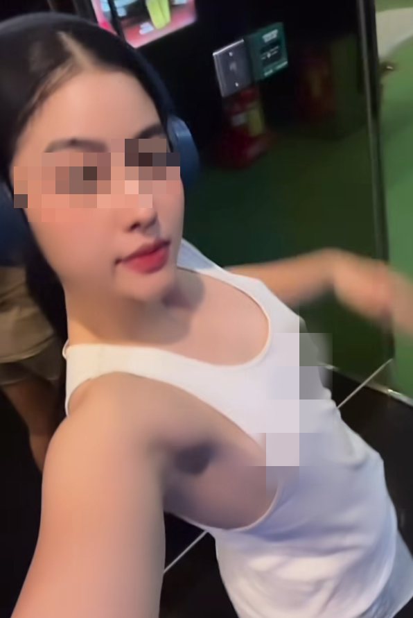 Theo video được chính cô gái này đăng tải, cô ghi lại cảnh mình đang tập luyện tại phòng gym. Tuy nhiên, điều khiến video này trở nên đặc biệt không phải là các bài tập hay sự thể hiện kỹ năng của cô, mà chính là trang phục mà cô nàng mặc khi đi tập.